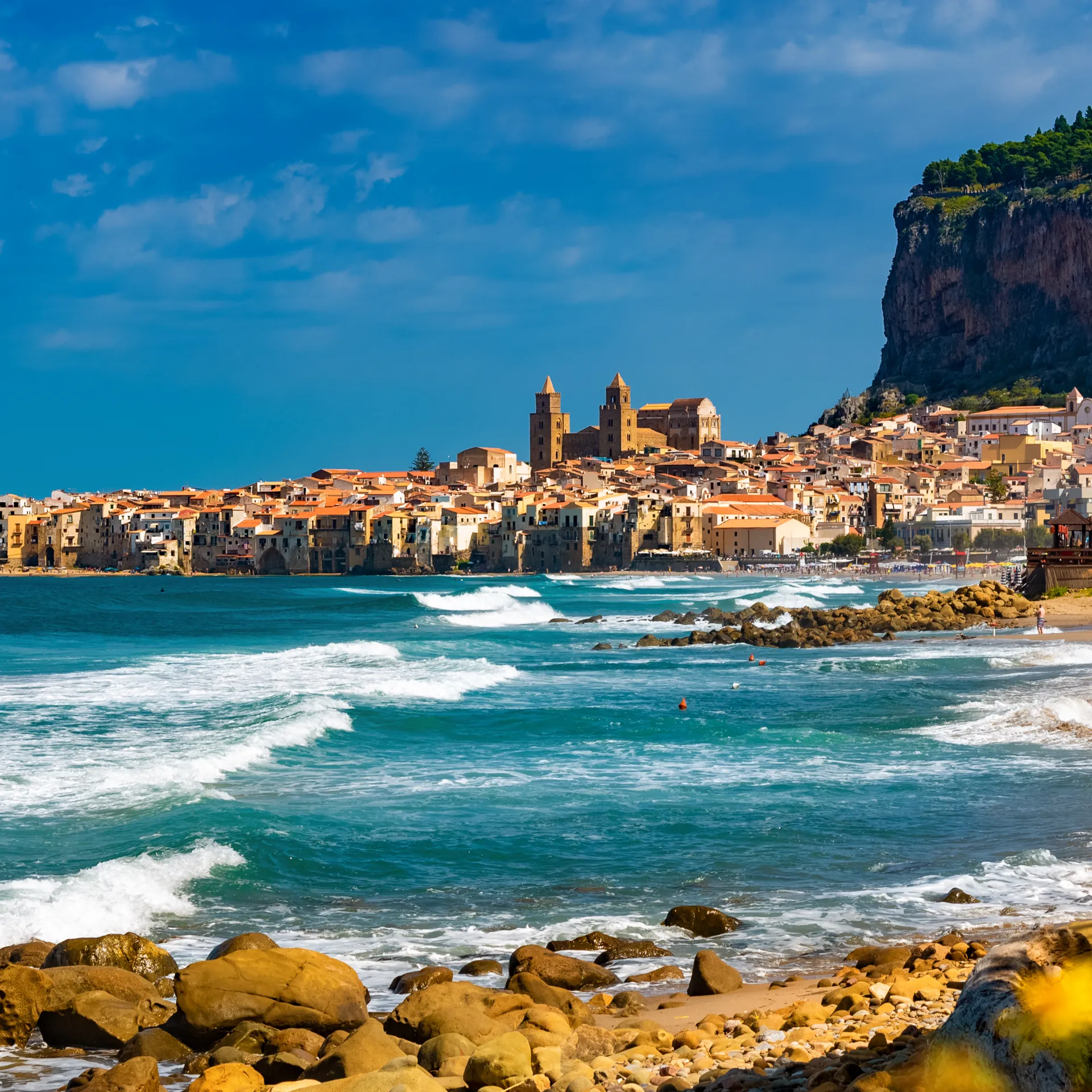 Küstenstadt Cefalù auf Sizilien mit Häusern am Meer.