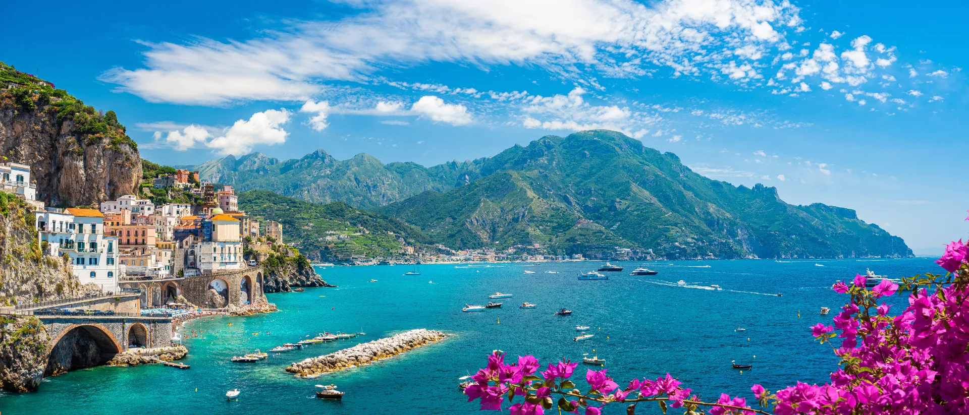 Ausblick auf Atrani an der Amalfiküste, Italien