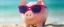 Sparschwein mit pinker Sonnenbrille an einem Strand