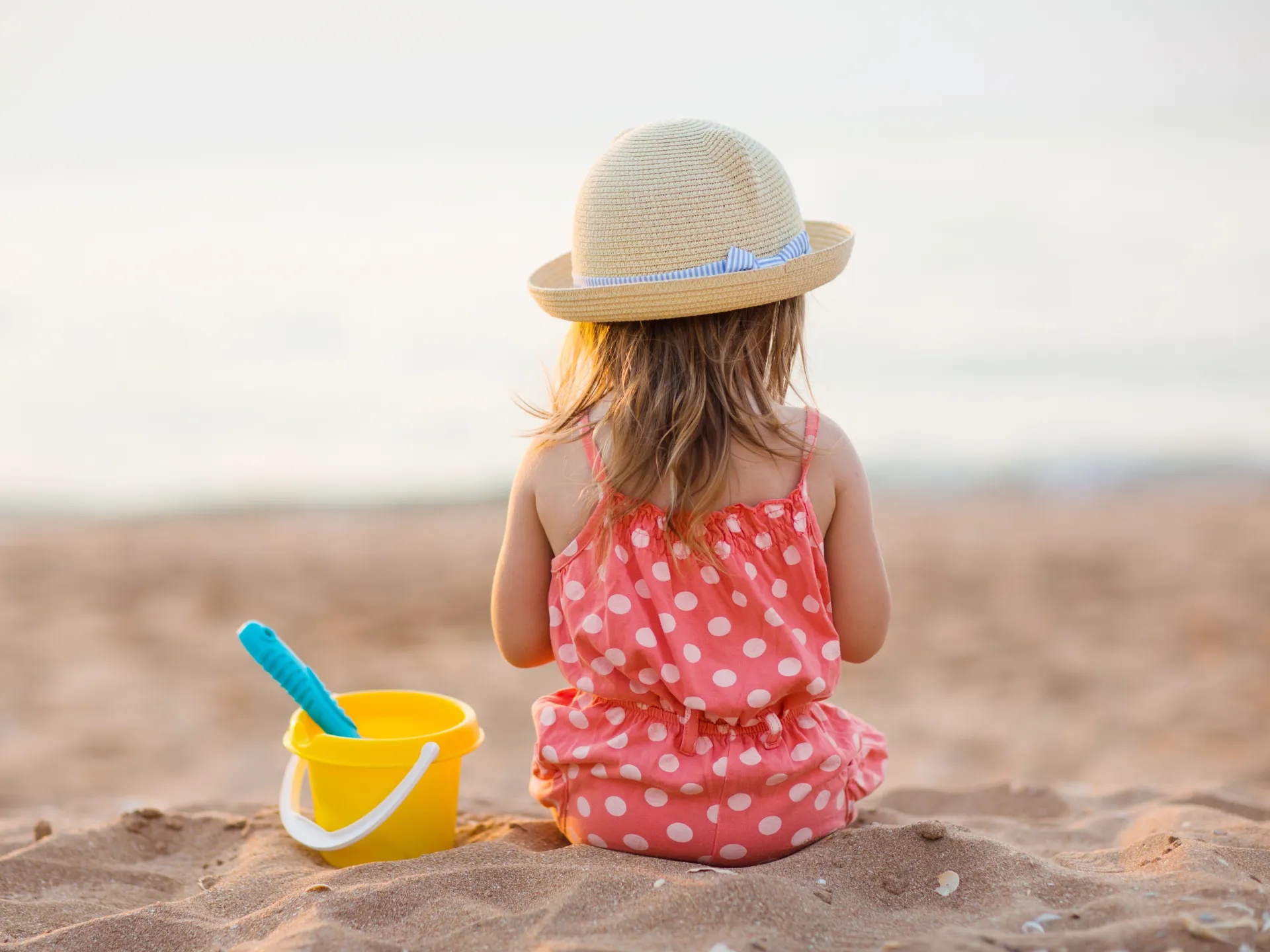 Kind am Strand