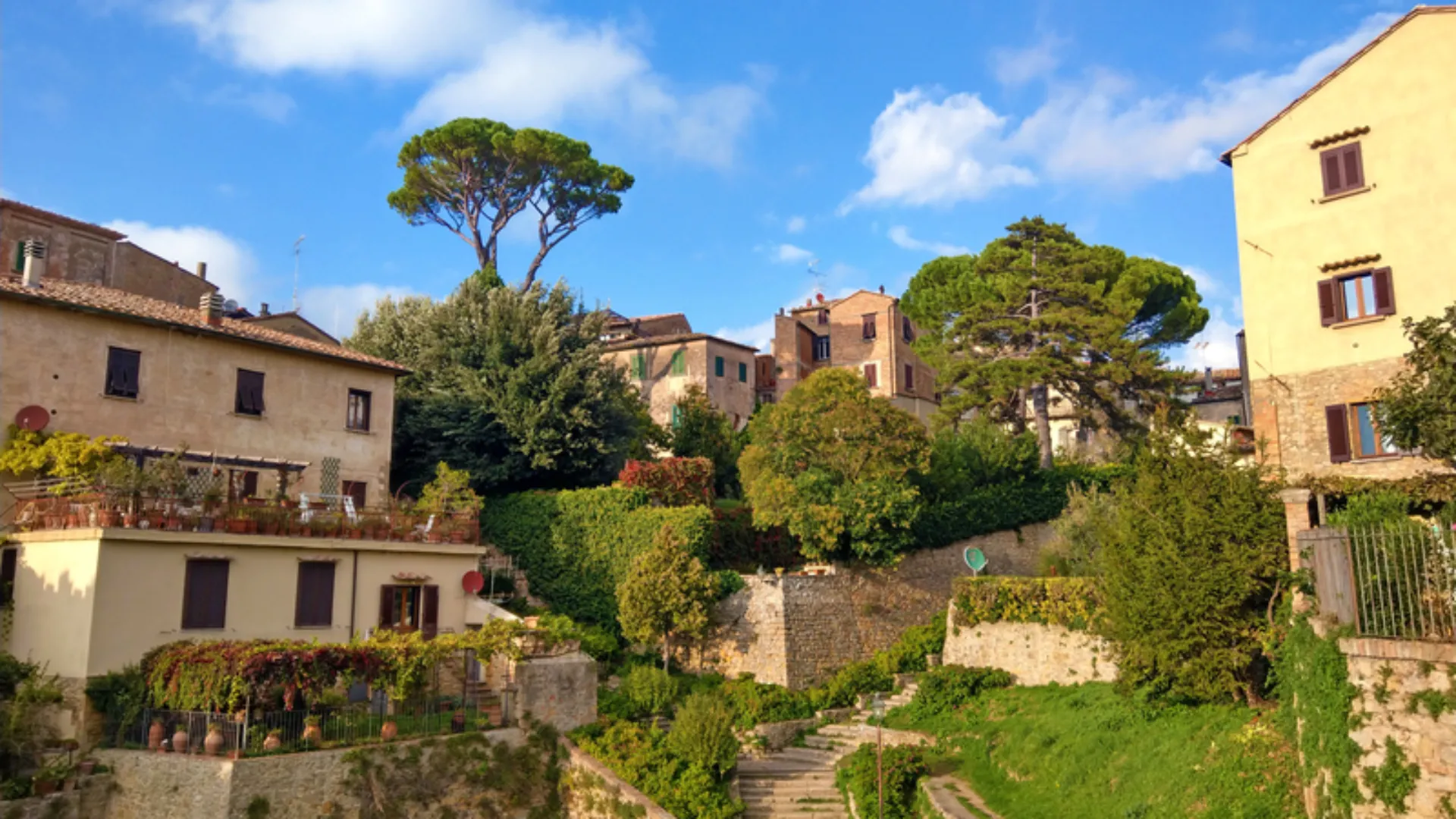 Toskanische Gebäude in Volterra