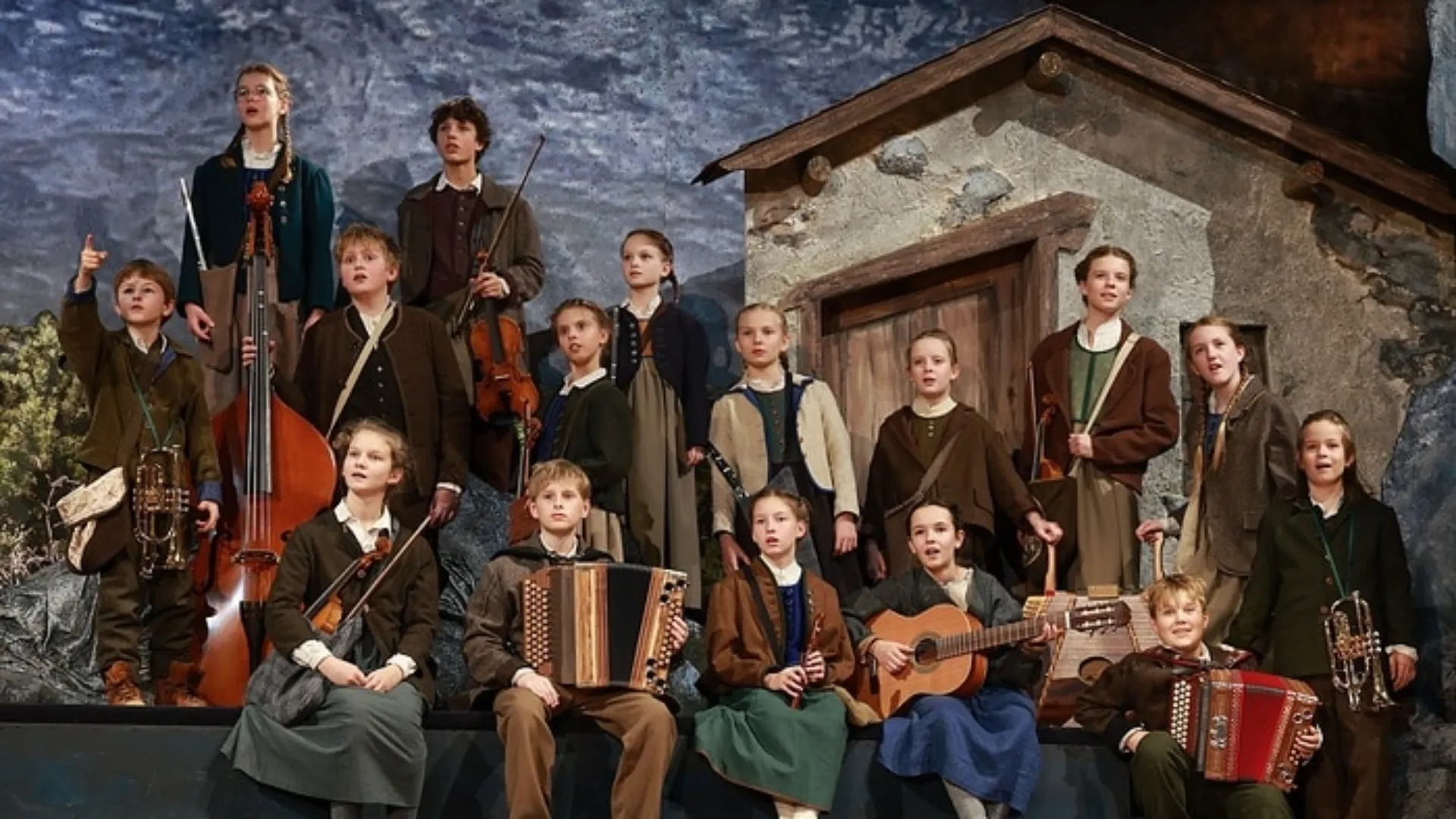 Gruppe in Tracht mit Musikinstrumenten beim Salzburger Adventsingen