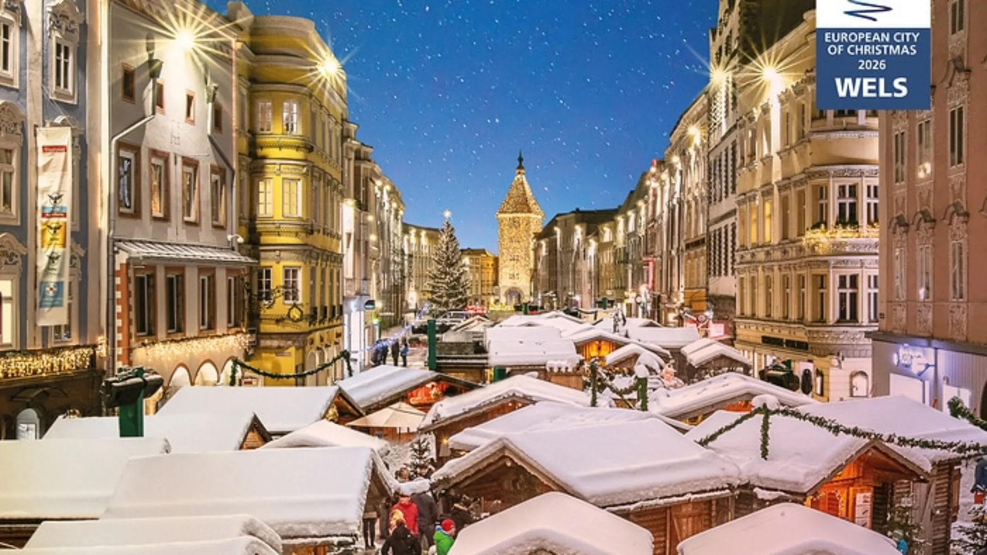 Verschneite Markthütten am Stadtplatz in Wels zur Weihnachtszeit