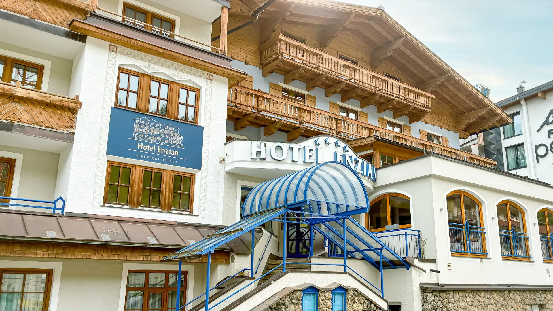 Hotel Enzian, Altenmarkt im Pongau, Außenansicht Sommer