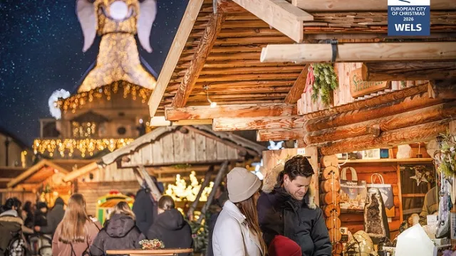 Gemütliches Treiben und Marktstände auf dem Welser Weihnachtsmarkt