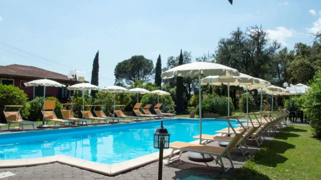 Hotel Monti Poolbereich mit Sonnenschirmen