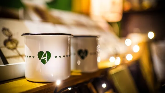 Häferl mit Herz-Motiv am Weihnachtsmarkt
