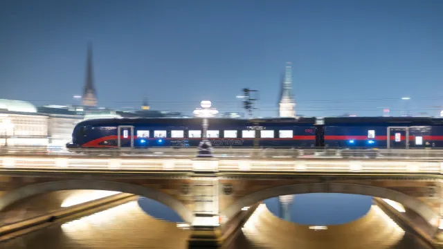 ÖBB Nightjet in Hamburg bei Nacht