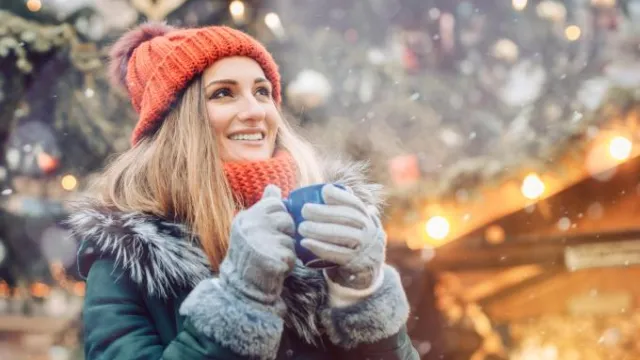 Frau am Weihnachtsmarkt