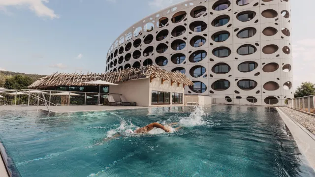 Außenpool vom Seepark Wörthersee Resort