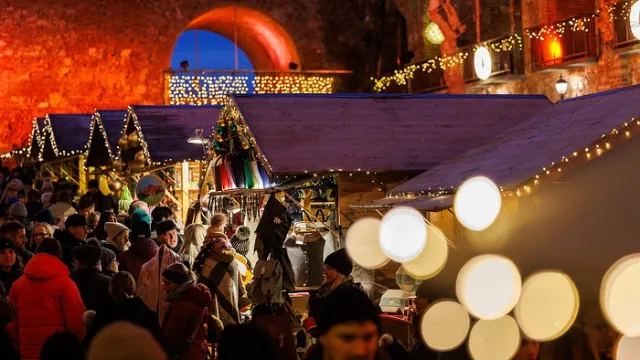 Belebter Weihnachtsmarkt am Abend