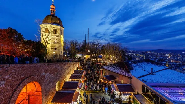 Weihnachtsmarkt am Schlossberg bei Nacht